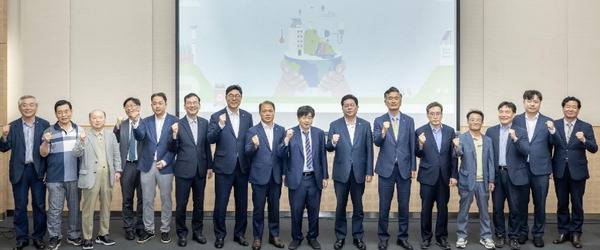 27일 해운대구 벡스코 제2전시장에서 ‘제9회 탄소중립에너지 대전환포럼’이 열려 내빈들이 기념촬영을 하고 있다. 이원준 기자windstorm@kookje.co.kr
