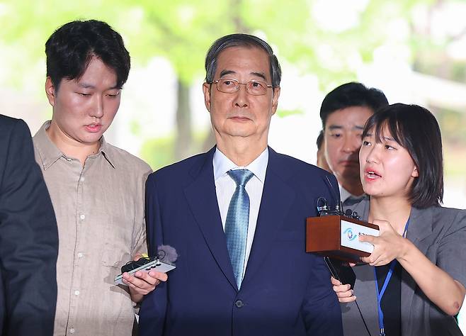 Former Prime Minister Han Duck-soo arrives at the Seoul Central District Court in Seocho District, southern Seoul, on Aug. 27 to attend his pretrial detention. [YONHAP]