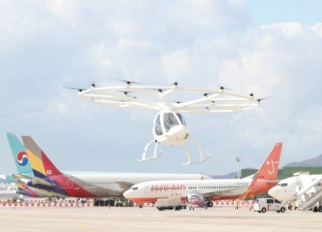 정부가 올해 말 상용화를 목표로 지난 2023년부터 ‘한국형 도심항공교통(K-UAM)’ 사업을 추진해 왔지만, 기체 개발부터 인프라 확보 등 난항을 겪으면서 상용화 시점이 미뤄지고 있다. 드론의 모습. 국토교통부 제공&nbsp;