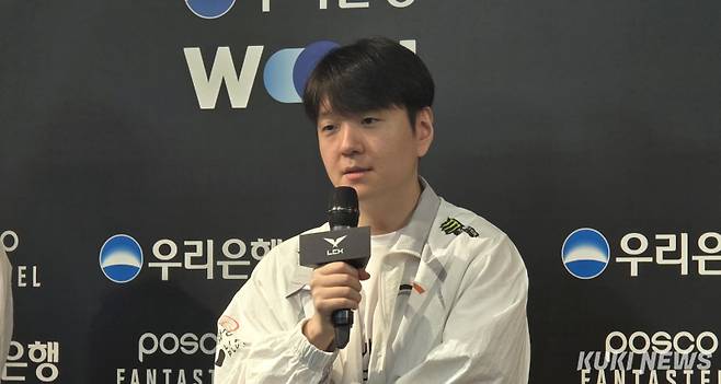 최인규 한화생명e스포츠 감독이 27일 오후 5시 서울 종로구 롤파크 LCK 아레나에서 열린 ‘2025 LCK’ 정규시즌 레전드 그룹 5라운드 T1과 경기가 끝난 뒤 기자회견에 임하고 있다. 김영건 기자