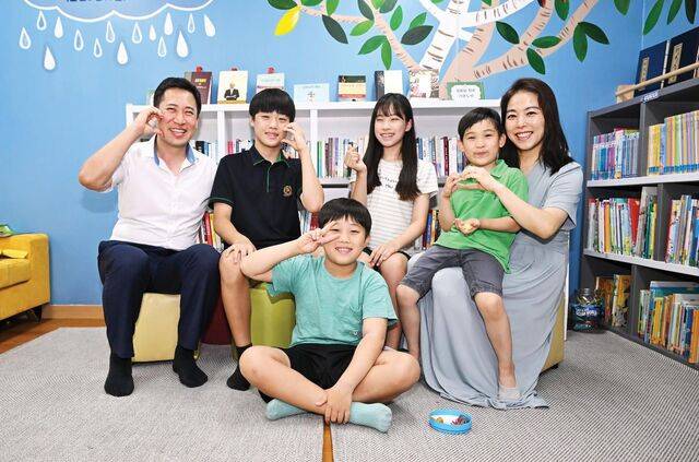 이현수 목사와 이은지 사모를 비롯해 네 명의 자녀가 지난 21일 서울 노량진교회 작은도서관에서 손하트를 만들며 환하게 웃고 있다. 왼쪽부터 이 목사, 주언, 주성, 주향, 주환, 이 사모. 신석현 포토그래퍼