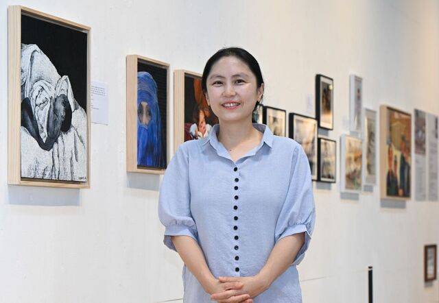 최소연 선교사가 최근 경기도 파주 갤러리지지향에서 아프가니스탄 등 선교지 아이들을 그린 작품에 대해 설명하고 있다. 파주=신석현 포토그래퍼