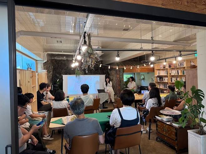 경남도가 지원하는 남해군 '은모래 마을' 책방에서 북콘서트가 열리고 있다. 경남도 제공