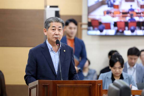 27일 열린 제303회 임시회 건설교통위원회에서 정해권 의장(국민의힘·연수1)이 수도권광역급행철도(GTX) B노선의 추가 정거장 설치에 대해 발언하고 있다. 인천시의회 제공