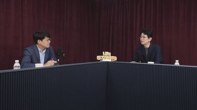 ↑유튜브 '나는 정치인이다' 서정표 앵커(왼쪽)와 주진우 국민의힘 의원