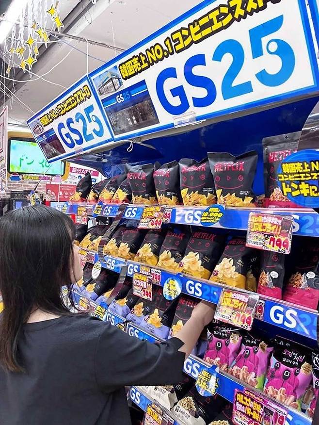 고객이 일본 돈키호테에 입점한 GS25 전용 매대를 살펴보고 있다. [사진 = GS리테일 제공]