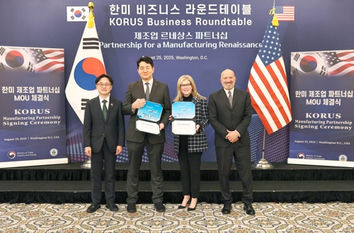 김정관 산업통상자원부 장관(왼쪽부터), 조원태 한진그룹 회장, 스테파니 포프 보잉 상용기 부문 사장 겸 최고 경영자, 하워드 러트닉 미국 상무부 장관이 지난 25일(현지시간) 미국 워싱턴DC 윌라드 호텔에서 고효율 항공기 103대 구매를 위한 양해각서를 체결, 기념 촬영하고 있다. [사진출처=대한항공]