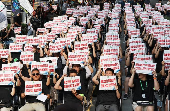 민주노총 화섬식품노조 네이버지회(공동성명) 조합원들이 27일 경기도 성남시 네이버 본사 앞에서 손자회사 6개 법인의 2025년 임금ㆍ단체교섭 체결을 촉구하는 집회를 열고 있다. 2025.8.27 [사진=연합뉴스]