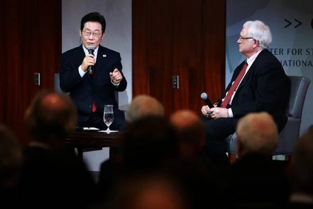 이재명 대통령이 25일(현지 시각) 미국 워싱턴DC의 국제전략문제연구소(CSIS)에서 정책 연설 뒤 존 햄리 CSIS 소장의 질문에 답하고 있다. [사진 = 연합뉴스]