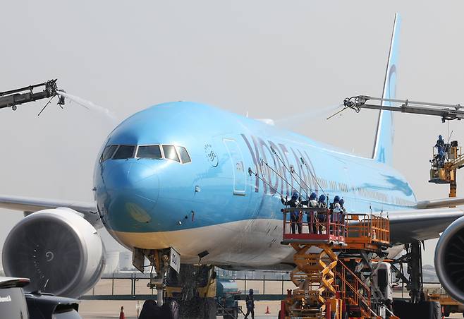 보잉 777-300ER 기종의 HL8008 항공기. 기사와 무관한 사진. [사진 출처 = 연합뉴스]