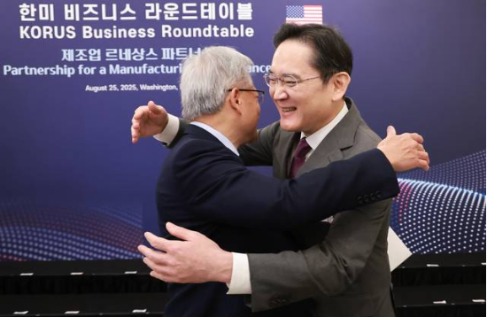 이재용(오른쪽) 삼성전자 회장이 25일(현지시간) 미국 워싱턴DC 윌라드 호텔에서 열린 한미 비즈니스 라운드 테이블 리셉션에 참석해 젠슨 황 엔비디아 최고경영자(CEO)와 포옹하고 있다. (사진=연합뉴스)