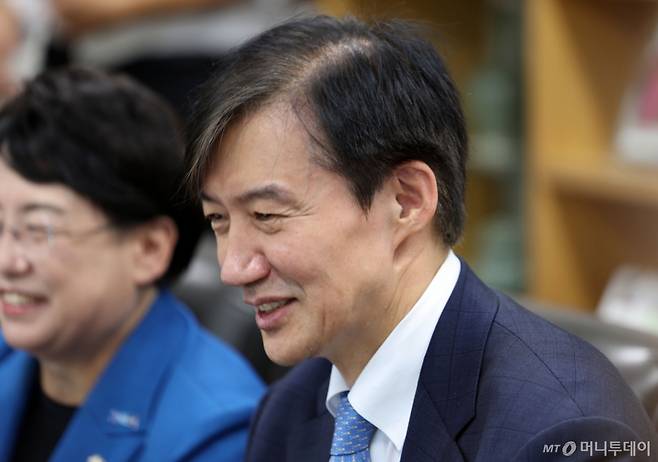 (광주=뉴스1) 박지현 기자 = 특별사면 후 광주를 찾은 조국 혁신정책연구원장이 26일 광주시 서구 쌍촌동천주교 광주대교구청에서 옥현진 광주대교구 교구장을 예방해 대화 나누고 있다. 2025.8.26/뉴스1  Copyright (C) 뉴스1. All rights reserved. 무단 전재 및 재배포,  AI학습 이용 금지. /사진=(광주=뉴스1) 박지현 기자