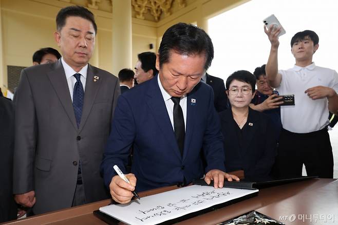 정청래 더불어민주당 대표가 27일 오전 대전 유성구 국립대전현충원에서 현충탑 참배를 마친 뒤 방명록을 작성하고 있다. /사진=뉴스1