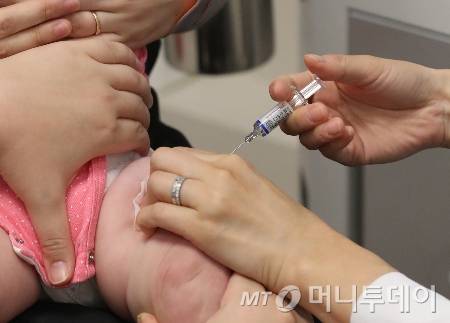 2024~2025절기 인플루엔자(독감) 국가예방접종이 시작된 20일 경기 수원시 영통구의 한 소아과에서 아이가 독감 예방접종을 받고 있다./사진=(수원=뉴스1) 김영운 기자