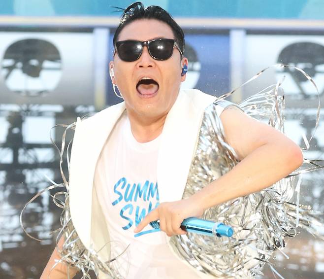 가수 싸이가 6월28일 오후 인천 서구 인천아시아드 주경기장에서 가진 '싸이 흠뻑쇼 SUMMER SWAG 2025 - 인천'에서 화려한 무대를 선보이고 있다. /사진=뉴스1