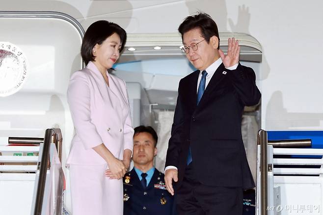 [필라델피아=뉴시스] 고범준 기자 = 미국 순방 일정을 마친 이재명 대통령과 김혜경 여사가 26일(현지 시간) 필라델피아 국제공항에서 공군1호기에 탑승해 인사하고 있다. 2025.08.27.