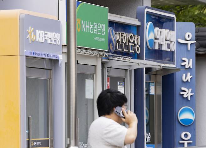 임대업계는 HF의 전세대출마저 막히면 결국 보증금 미반환 사고가 늘어날 것이라고 우려했다. 사진은 서울 시내에 설치된 시중은행 ATM 기기 모습. /사진=뉴시스