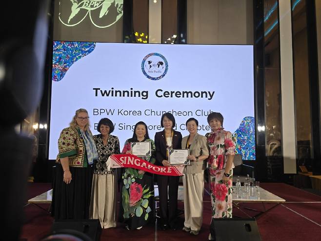 최예담 전문직여성 한국연맹 회장(왼쪽 네번째)과 신효재 BPW 춘천클럽 회장(왼쪽 다섯번째)이 말레이시아에서 열린 '2025 BPW 아시아·태평양 지역 컨퍼런스'에서 BPW 싱가포르와 공식 업무협약(MOU)을 체결한 뒤 기념촬영을 하고 있다. /전문직여성 한국연맹