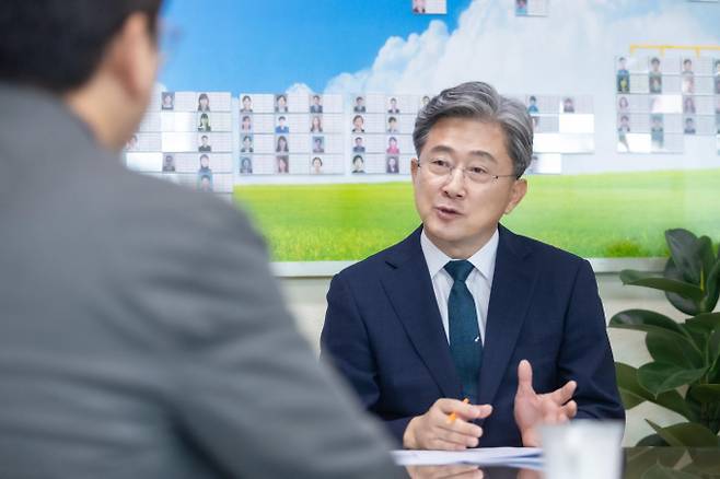 정순욱 광명시 부시장 취임 이후 1년7개월 동안 광명시 행정과 공직문화가 크게 변화했다는 평가를 받고 있다. 정 부 시장은 지난 19일 <머니S> 인터뷰에서 행정 혁신에 대해 취재진에게 설명하고 있다. /사진=김아영 기자