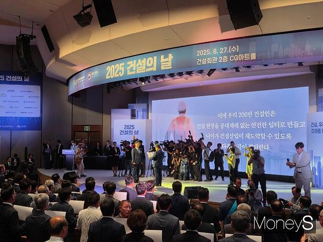 김윤덕 국토교통부 장관이 최근 잇따른 산업재해와 관련해 "공기업이 더욱 솔선수범할 것"이라는 입장을 밝혔다. 사진은 김윤덕 국토부 장관이 건설인 결의문을 경청하는 모습. /사진=이화랑 기자
