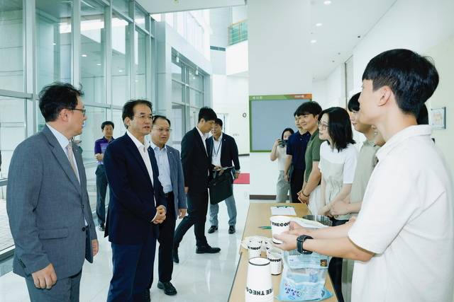 고양시 커피 협회 회원이 26일 이동환 시장에게 커피 시음을 권하고 있다. 고양시 제공