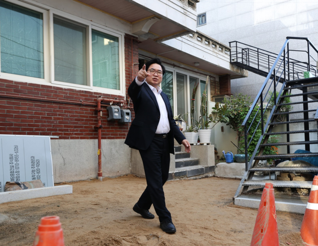 박일하 서울 동작구청장이 지난 4월 동작구 상도4동 한 주택에서 ‘내 집 주차장 조성 사업’ 현장을 살펴보고 있다. 동작구청 제공