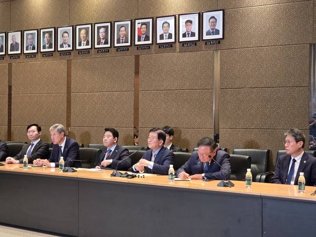 박병석(왼쪽에서 네 번째) 전 국회의장을 비롯한 중국 특사단이 26일 베이징 주중한국대사관에서 특파원단과 간담회를 하고 있다. 베이징특파원 공동취재단