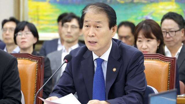 권오을 국가보훈부장관이 지난 21일 국회 정무위원회에 출석해 인사말을 하고 있다. 연합뉴스