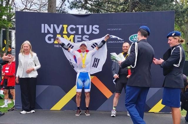 2022년 네덜란드 헤이그에서 열린 세계상이군인체육대회 인빅터스(INVICTUS) 게임 사이클 종목에서 금메달을 획득한 나형윤 선수. 그의 이야기는 넷플릭스 다큐멘터리 ‘인빅터스 게임, 꺾이지 않는 심장’을 통해 전 세계에 소개되기도 했다.국가보훈부 제공
