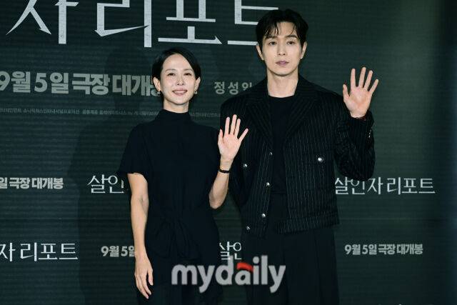2025년 8월 12일 오전 서울 용산 CGV에서 진행된 영화 '살인자 리포트' 제작발표회에서 정성일과 조여정이 포즈를 취하고 있다.