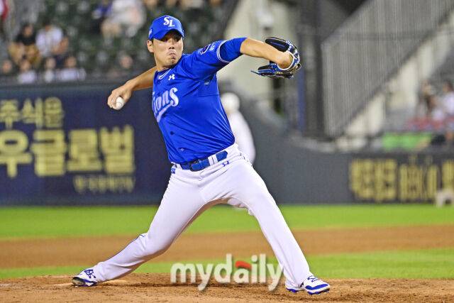 26일 서울 잠실야구장에서 열린 '2025 신한 SOL BANK KBO리그' 삼성 라이온즈와 두산 베어스 경기. 삼성 김재윤이 9회말 교체되 힘차게 투구하고 있다./마이데일리