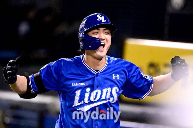 2025년 8월 27일 오후 서울 잠실구장에서 열린 '2025 신한 SOL뱅크 KBO 리그' 삼성 라이온즈와 두산 베어스의 경기. 삼성 구자욱이 4회초 2사 후 만루 홈런을 친 뒤 포효하고 있다./잠실=유진형 기자