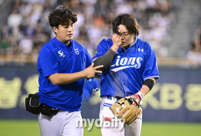 2025년 8월 27일 오후 서울 잠실구장에서 열린 '2025 신한 SOL뱅크 KBO 리그' 삼성 라이온즈와 두산 베어스의 경기. 삼성 2루수 류지혁이 3회말 무사 1루서 두산 1루 주자 강승호의 도루 때 강민호 포수의 송구에 얼굴을 맞고 교체되고 있다./잠실=유진형 기자