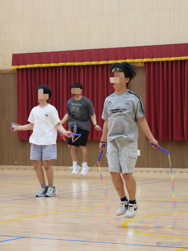 지난 25일 국립청소년인터넷드림마을에서 학생들이 리듬 줄넘기 활동을 하고 있는 모습. 안효정 기자.