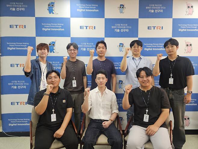 2025년 ETRI 차세대주역 신진연구사업에 선정된 8명의 신진연구자들.  문종성(윗줄 왼쪽부터 시계방향)  연구원, 이현범 연구원, 최광문 선임연구원, 최중락 연구원, 김도훈 연구원, 김대길 선임연구원, 안성준 선임연구원, 이기호 연구원.[ETRI 제공]