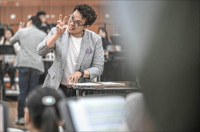 ‘춤추는 지휘자’로 불리는 백윤학이 서울시합창단의 여름 가족 음악회(29일, 세종문화회관)로 관객과 만난다. 단원들의 적극적인 추천으로 그가 뽑혔다.  [세종문화회관 제공]