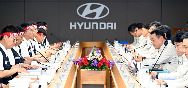 현대자동차 노사 관계자들이 지난 6월 18일 현대차 울산공장 본관에서 ‘2025년 임금 및 단체협상 교섭 상견례’를 하고 있다. [현대차 제공]