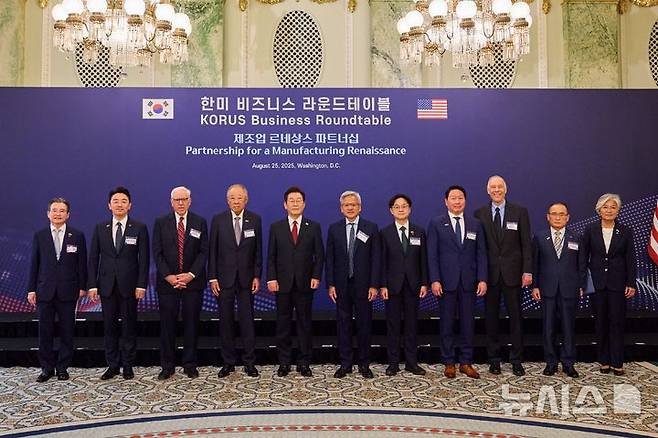 [워싱턴=뉴시스] 고범준 기자 = 이재명 대통령이 25일(현지 시간) 미국 워싱턴DC 윌라드 호텔에서 열린 한미 비즈니스 라운드테이블에서 참석자들과 기념촬영을 하고 있다. 왼쪽부터 김용범 대통령실 정책실장, 강훈식 대통령비서실장, 미국 칼라일 그룹 데이비드 루벤스타인 공동회장, 류진 한국경제인협회 회장, 이 대통령, 젠슨 황 엔비디아 최고경영자(CEO), 김정관 산업통상자원부 장관, 최태원 대한상공회의소 회장 겸 SK그룹 회장, 게리 디커슨 어플라이드 머티리얼즈 최고경영자(CEO), 위성락 국가안보실장, 주미대사 내정자 강경화 전 외교부 장관. (공동취재) 2025.08.26. bjko@newsis.com