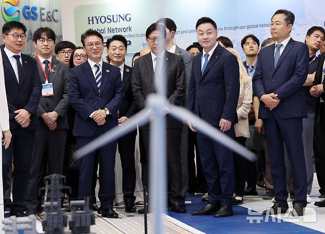 [부산=뉴시스] 하경민 기자 = 2025 기후산업국제박람회(WCE)가 개막한 27일 부산 해운대구 벡스코 제1전시장에서 김민석 국무총리 등이 참가업체 전시부스를 둘러보고 있다.  오는 29일까지 열리는 이번 박람회에는 기후·에너지 분야 540여개 기업·기관이 최신 기술과 제품 등을 선보인다. 2025.08.27. yulnetphoto@newsis.com