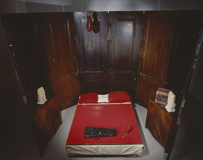 붉은 방(부모) Red Room (Parents),1994 목재, 금속, 고무, 천, 대리석, 유리, 거울 247.7 x426.7 x424.2cm 이스턴 재단 소장, 뉴욕 © The Easton Foundation / Licensed by SACK, Korea *재판매 및 DB 금지