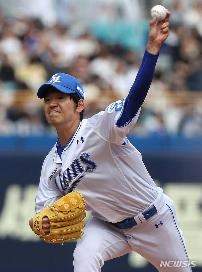 [대구=뉴시스] 이무열 기자 = 31일 대구 수성구 삼성라이온즈파크에서 열린 2024 신한 SOL 뱅크 KBO리그 SSG 랜더스와 삼성 라이온즈의 경기, 1회초 삼성 선발투수 백정현이 역투하고 있다. 2024.03.31. lmy@newsis.com