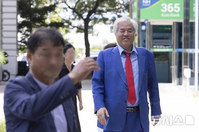 [서울=뉴시스] 김근수 기자 = 전광훈 사랑제일교회 목사가 27일 서울 도봉구 서울북부지방법원에서 열린 비례대표 후보 추천 관련 금품 수수 공직선거법위반 등 혐의 3차 공판기일에 출석하고 있다. 2025.08.27. ks@newsis.com