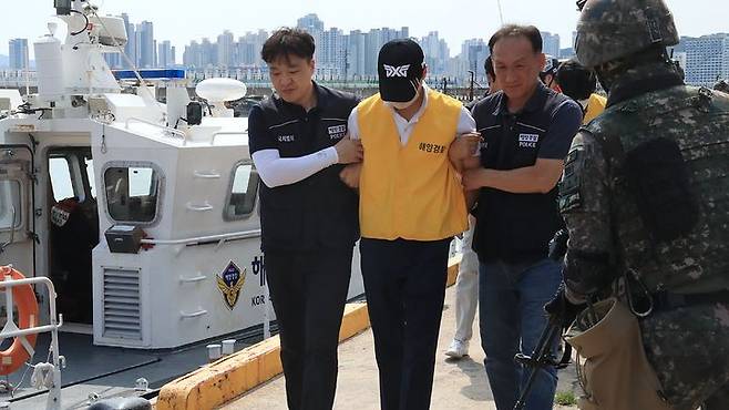 [부산=뉴시스] 하경민 기자 = 27일 부산 수영구 민락항에서 부산해경, 육군 53사단 부산여단 등이 경제사범 해외 도피를 위한 밀항 시도한 이들을 체포해 합송하는 훈련을 하고 있다. (사진=부산해경 제공) 2025.08.27. photo@newsis.com *재판매 및 DB 금지