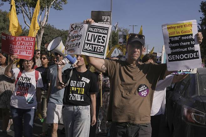 [예루살렘=AP/뉴시스] 26일(현지 시간) 이스라엘 예루살렘에서 시위대가 하마스가 억류한 모든 인질의 즉각 석방과 가자지구 전쟁의 종식을 요구하는 시위를 벌이고 있다. 2025.08.27.