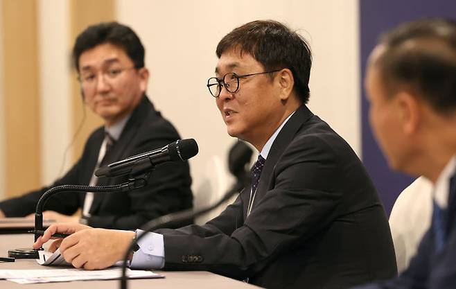 [서울=뉴시스] 조성우 기자 = 최휘영 문화체육관광부 장관이 27일 경북 경주 힐튼호텔에서 열린 APEC 문화산업고위국대화 본회의를 마치고 기자회견을 하고 있다. (사진=문화체육관광부 제공) 2025.08.27. photo@newsis.com *재판매 및 DB 금지