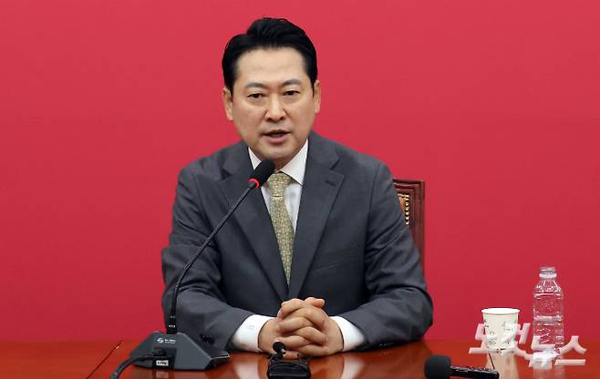 국민의힘 장동혁 신임 당대표가 26일 오전 국회에서 기자회견을 갖고 취재진의 질문에 답하고 있다. 황진환 기자