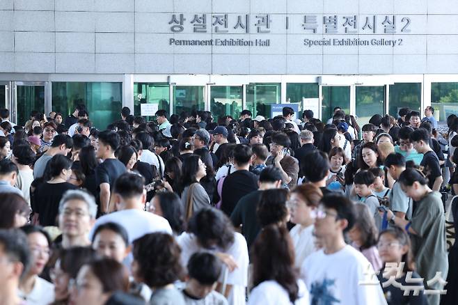 최근 '케이팝 데몬 헌터스' 등 K-콘텐츠의 흥행과 여름방학 극성수기가 맞물리며 국립중앙박물관을 찾는 관람객이 크게 증가했다. 류영주 기자