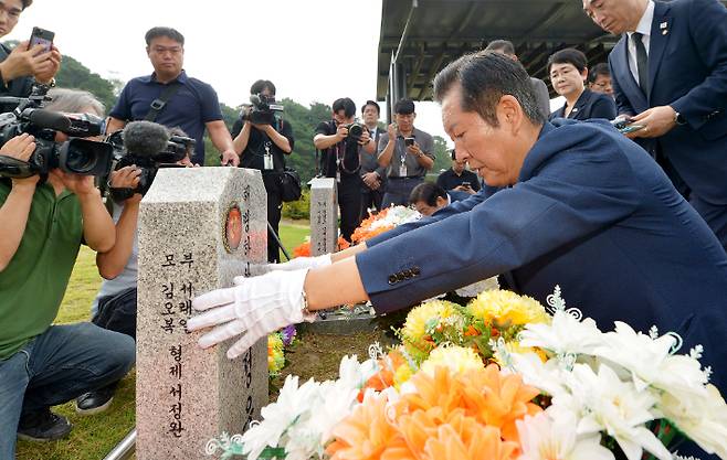 더불어민주당 정청래 대표를 비롯한 당 관계자들이 27일 국립대전현충원 연평도 포격 도발 희생자 묘역을 찾아 참배하고 있다. 연합뉴스