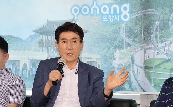 이강덕 포항시장은 27일 시청에서 기자간담회를 갖고 청년을 비롯해 모든 세대가 지역에 머물러 생활하는 선순환의 정주 여건 마련을 위한 산업·주거·복지 융합형 통합주거복지정책을 추진하겠다고 밝혔다. 포항시 제공