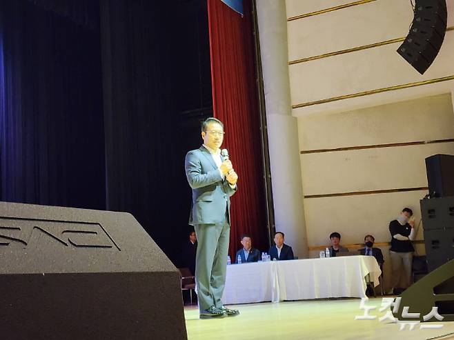 최경식 전북 남원시장이 27일 오후 3시 남원시 어현동 춘향문화예술회관 대공연장에서 '남원시와 함께하는 열린소통 시민보고회'를 열었다. 최경식 남원시장. 김대한 기자